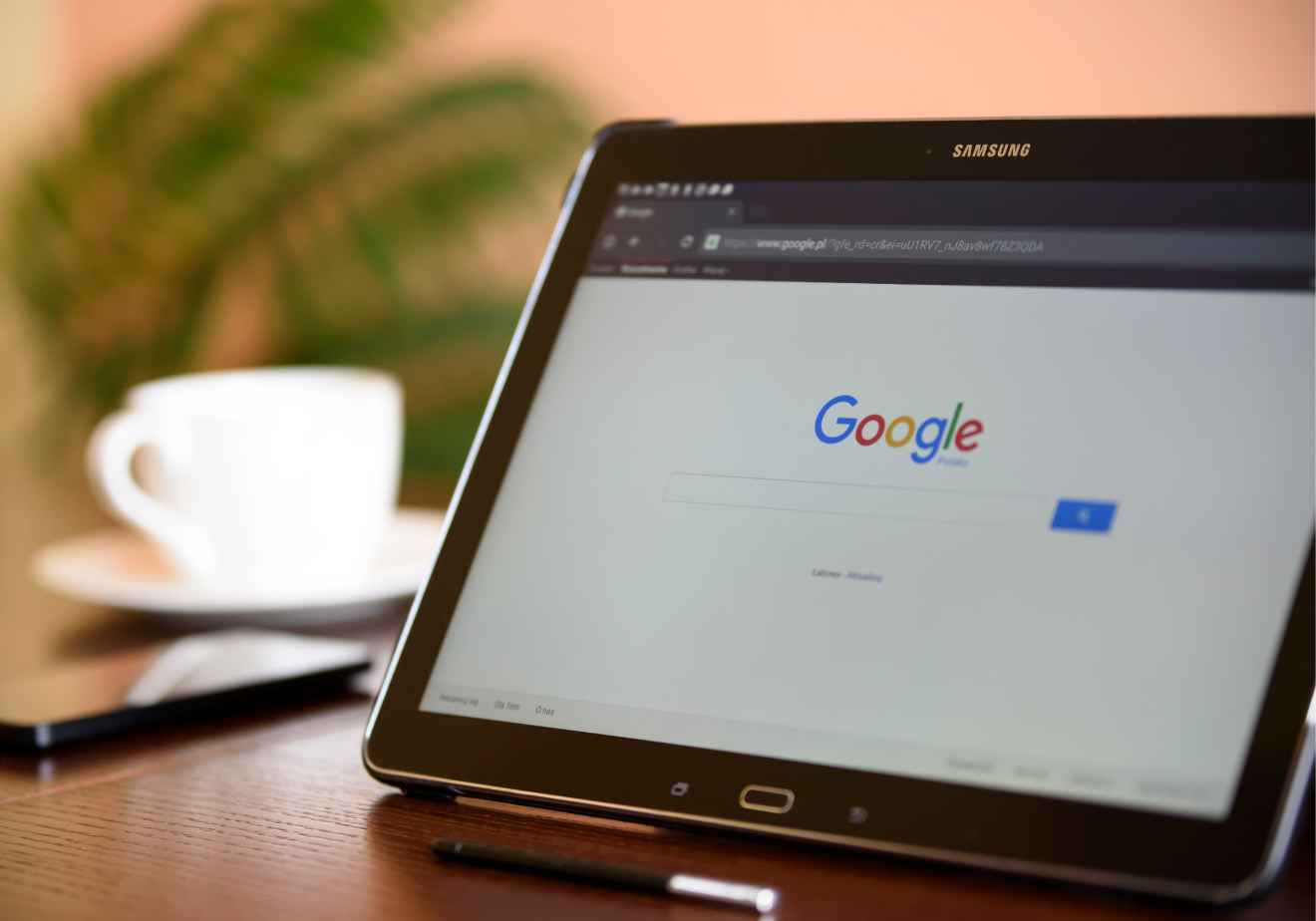 Vemos una imagen de una tablet con el buscador Google, compañía que tiene una estrategia unificada en referencia a ejemplos de misión de una empresa. 