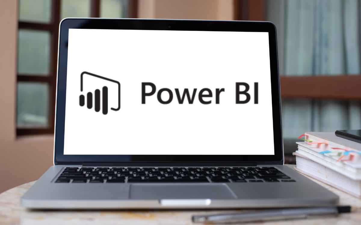 Imagen de una computadora con el programa Power BI, una de las herramientas de inteligencia de negocios.