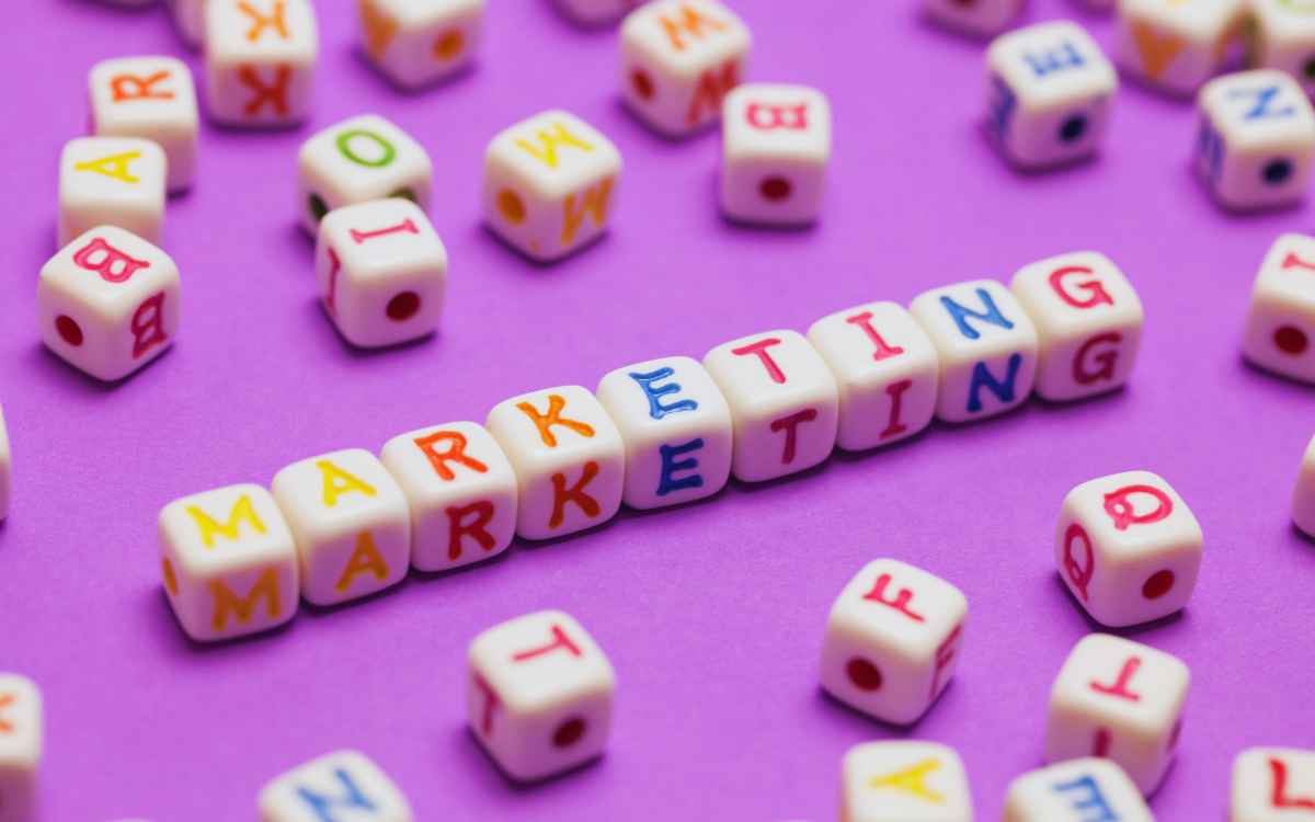 Vemos la palabra "marketing" formada con mostacillas de colores, en referencia a si el concepto de marketing y mercadotecnia es lo mismo.